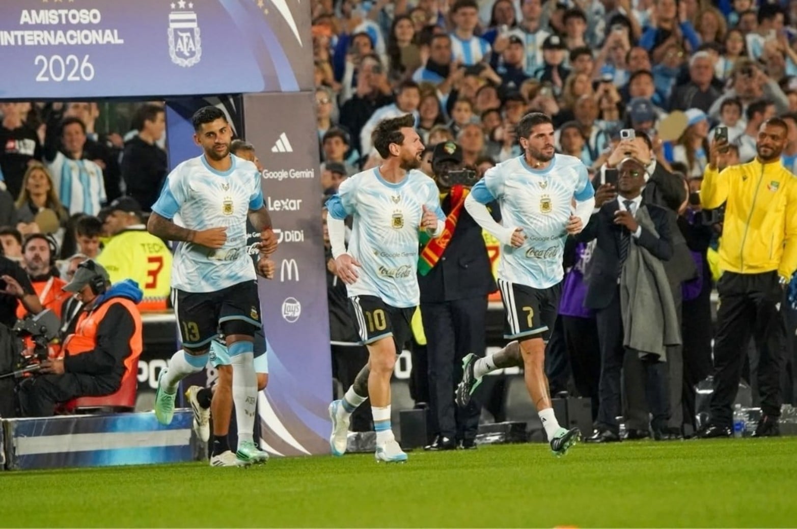 ¡Salió Messi! El 10 ya está en la cancha para su despedida. 
