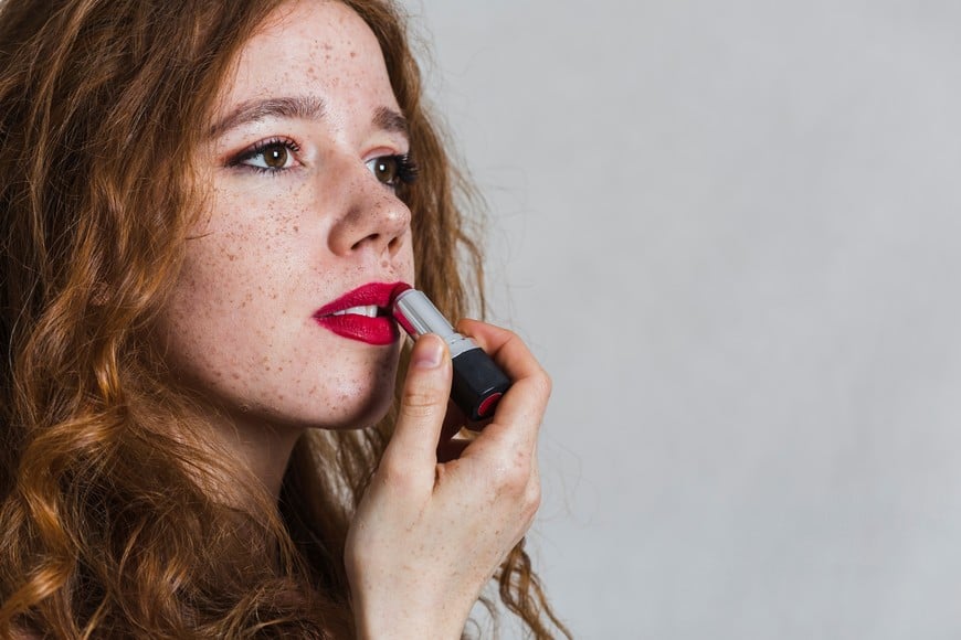Los labios adquieren mayor presencia con colores vibrantes.