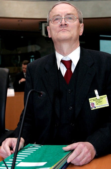 FILE PHOTO: August Hanning, state secretary at the German Interior Ministry and former head of Germany's Federal Intelligence Service (BND), holds his files before the start of a parliamentary committee of investigation in Berlin, Germany, November 30, 2006. REUTERS/Fabrizio Bensch/File Photo