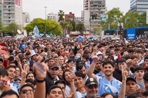 Los hinchas argentinos en inmediaciones del Monumental para la despedida de Messi. Crédito: Fernando Nicola