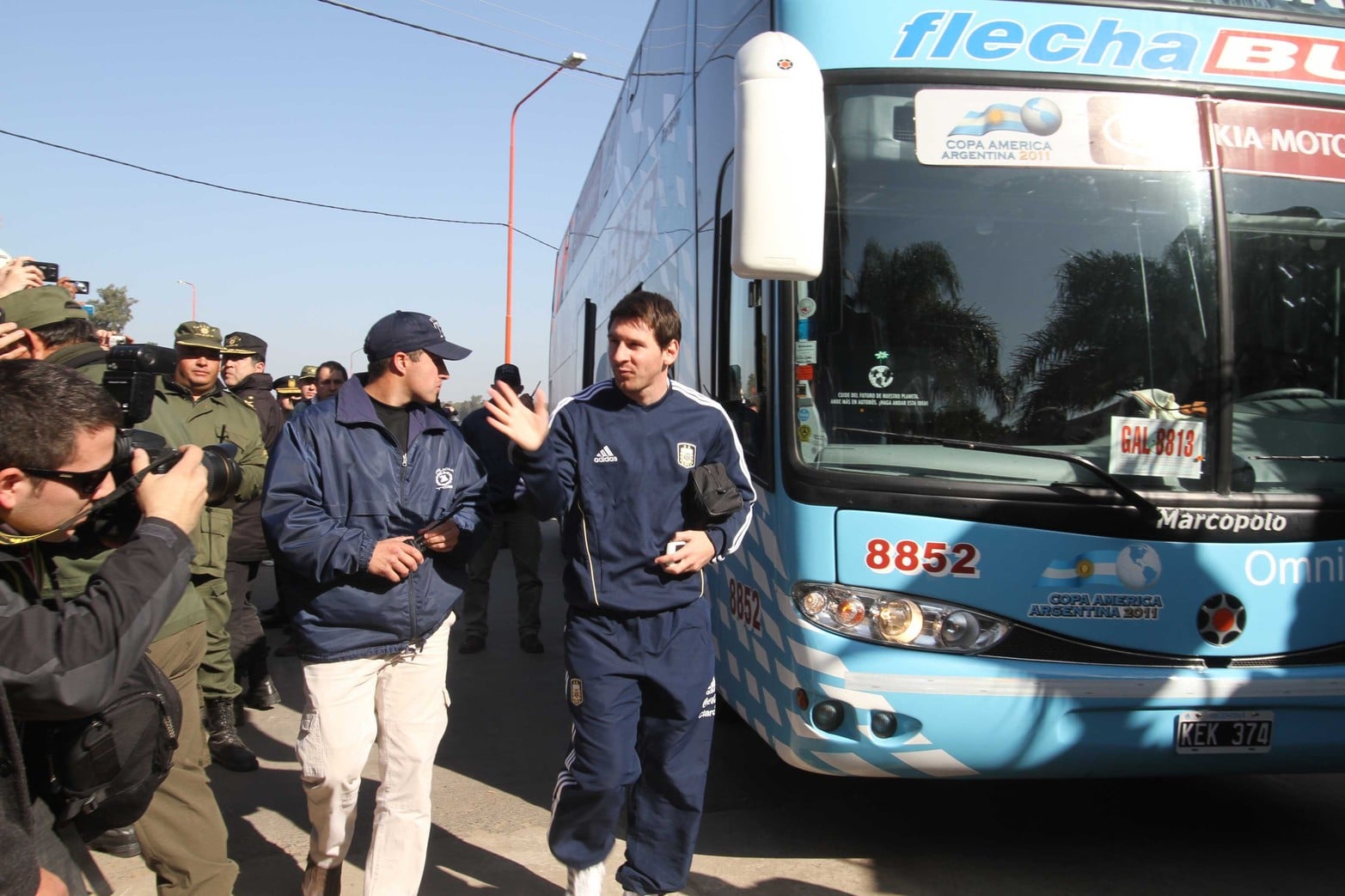Hola Leo. Messi llega al predio de Colón para hospedarse en el hotel en el marco de la Copa América 2011. Archivo El Litoral / Luis Cetraro