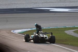 George Russell, de Mercedes, tras abandonar el Gran Premio de Baréin en Sepang por la rotura del motor deberá penalizar en Singapur. REUTERS/Hasnoor Hussain