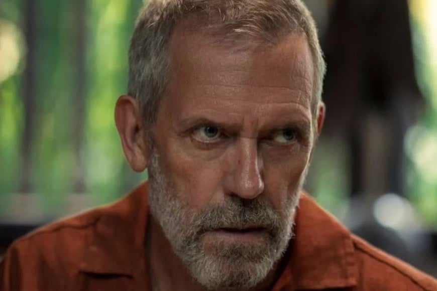 Hugh Laurie como Richard Roper en “El infiltrado”, otra adaptación de Le Carré.