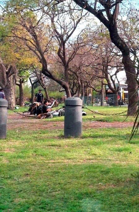 El sector norte del espacio verde, "copado" por un grupo de individuos.