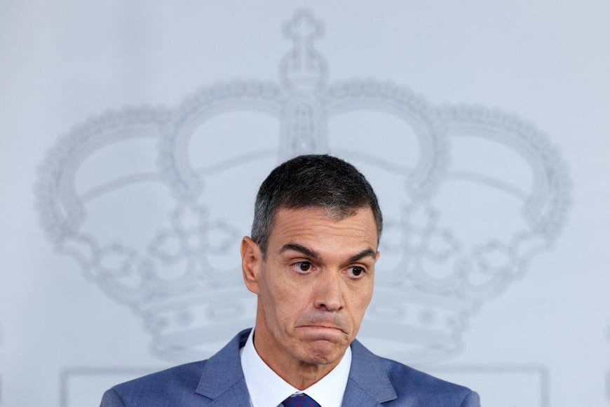 Spain's Prime Minister Pedro Sanchez attends a press conference after cabinet meeting at Moncloa Palace, in Madrid, Spain, October 6, 2026. REUTERS/Juan Medina TPX IMAGES OF THE DAY