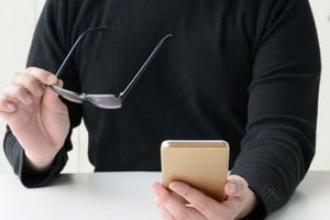 Más de 800 millones de personas en el mundo tienen una alteración de la visión cercana relacionada con la presbicia.