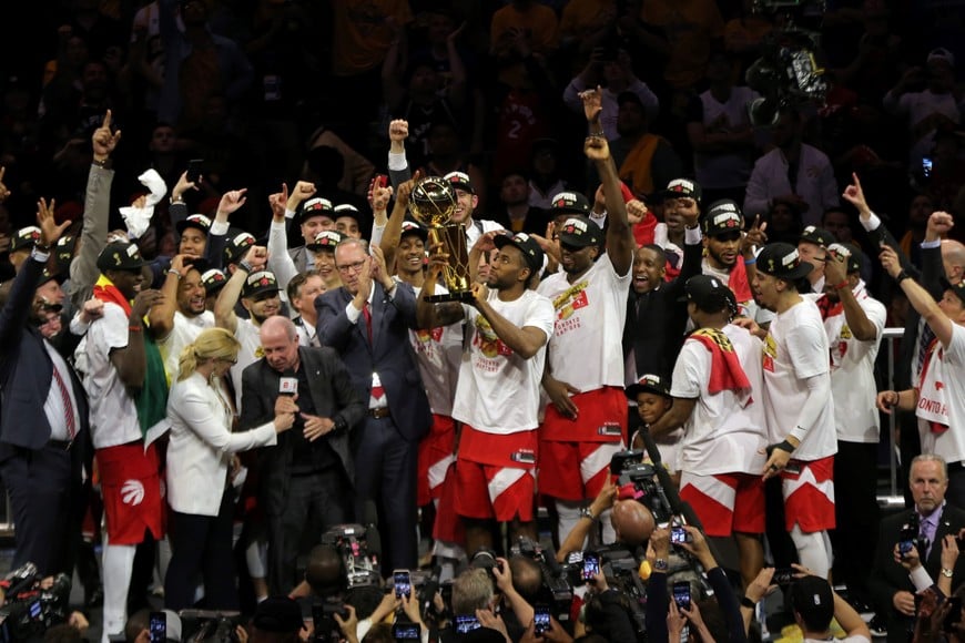 Jun 13, 2019; Oakland, CA, USA; Toronto Raptors forward Kawhi Leonard (2) lifts up the Larry O'Brien Championship Trophy after being Golden State Warriors for the NBA Championship in game six of the 2019 NBA Finals at Oracle Arena. Mandatory Credit:Kelvin Kuo-USA TODAY Sports