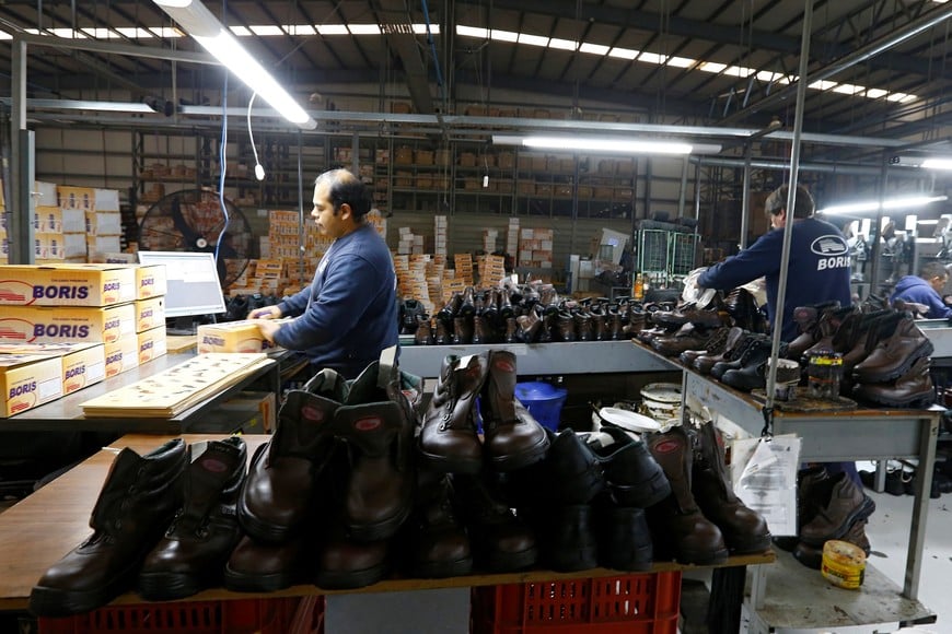 Workers pack security footwear at the Boris factory plant in Quilmes, Argentina, May 19, 2016. REUTERS/Enrique Marcarian quilmes fabrica de zapatos de seguridad Boris economia fabricas industrias