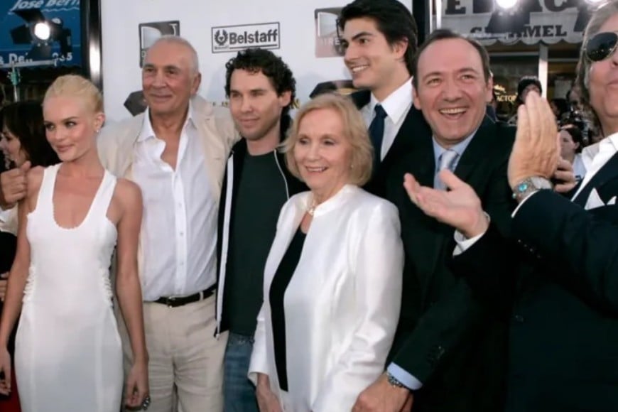 Saint con sus compañeros de reparto en el estreno de Superman Returns en California en 2006.