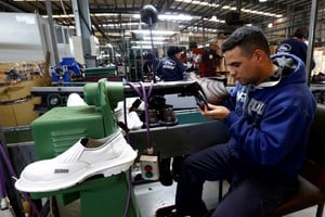 En la comparación interanual, ambos sectores continuaron en terreno negativo: la producción industrial cayó 3,2% —acumulando una baja de 2,7% en lo que va del año— y la construcción retrocedió 4,4%. Foto: REUTERS / Enrique Marcarian