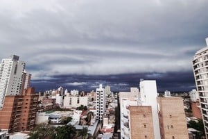 El alerta vigente para el centro y norte santafesino toma mayor relevancia tras los severos inconvenientes logísticos que el temporal ya generó en el sur provincial. Foto: El Litoral