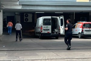 Llegada de la ambulancia al hospital Cullen con el recapturado en estado crítico. Foto: Gentileza