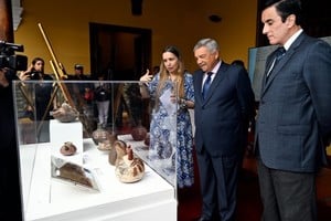 Entre los bienes recuperados destacan piezas arqueológicas y textiles prehispánicos.
