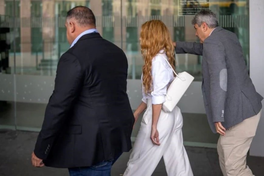 Shakira y su hermano Tonino salen del juzgado, a 06 de octubre de 2026, en Barcelona. Europa Press