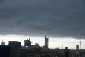 La llegada del frente de tormenta se produjo tras varias horas de cielo cubierto. Manuel Fabatía