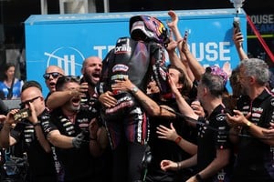 Jorge Martín celebra con su equipo el triunfo en el Sprint de Le Mans. El piloto de Aprilia llega a Indonesia como líder del Mundial, con apenas dos puntos de ventaja sobre Marc Márquez. REUTERS/Stephane Mahe