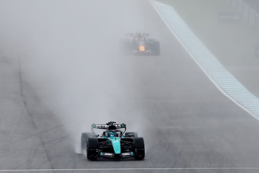 Formula One F1 - Bahrain Grand Prix - Sepang International Circuit, Sepang, Malaysia - October 4, 2026
Mercedes' George Russell and Red Bull's Isack Hadjar in action during the race REUTERS/Hasnoor Hussain
