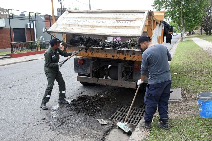 Desde el municipio se solicita a los vecinos colaborar evitando sacar residuos, ramas u objetos a la vía pública que puedan obstruir desagües y bocas de tormenta.