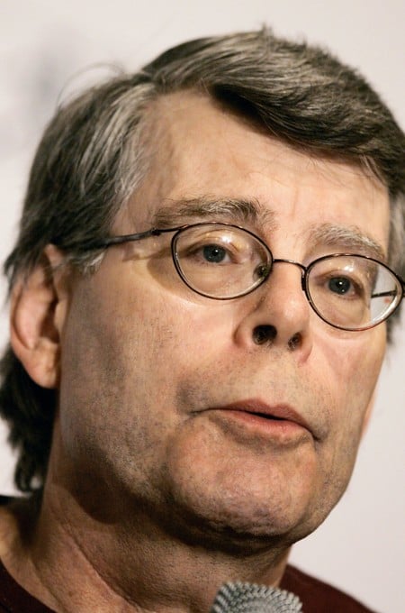author stephen king attends a news conference before a charity reading event in new york, august 1, 2006. king, along with best_selling authors j.k. rowling and john irving are appearing together at new york's radio music hal lon tuesday and wednesday in "an evening with harry, carrie, & garp", where they will read from their works to benefit "doctors without borders" and "the haven foundation".   reuters_mike segar (united states) stephen king autor conferencia prensa evento caridad nueva york eeuu literatura autor libros de terror
