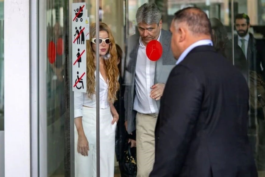 Shakira y su hermano Tonino salen del juzgado, a 06 de octubre de 2026, en Barcelona. Europa Press
