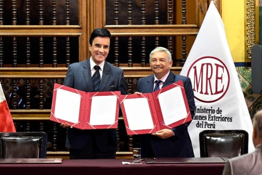Entre los bienes recuperados destacan documentos, obras histórico-artísticas, piezas arqueológicas, cerámicos y textiles prehispánicos. Fotos: Cancillería de Perú