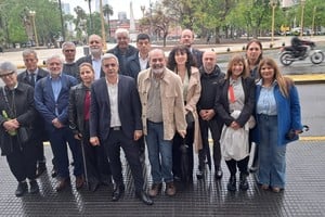 Rectores del CIN, entre ellos, Franco Bartolacci (UNR) y Laura Tarabella (UNL) hicieron una "reunión pública" para visibilizar sus reclamos. Foto: Gentileza CIN