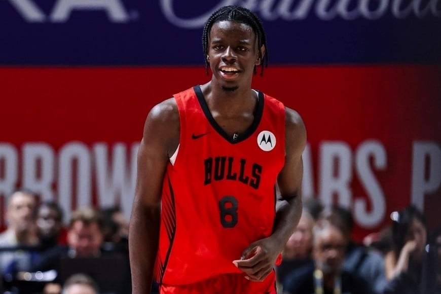 Caleb Wilson, rookie elegido en el pick 4, que jugó pocos partidos en su primera y única temporada de NCAA pero cuando lo hizo, deslumbró a todos.