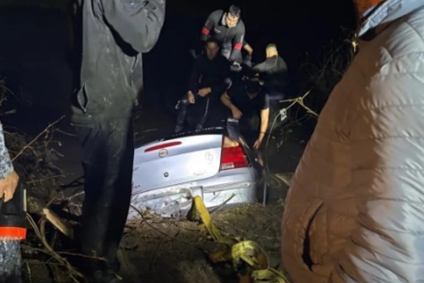 Cuatro personas lograron salir del auto antes de que se hundiera.