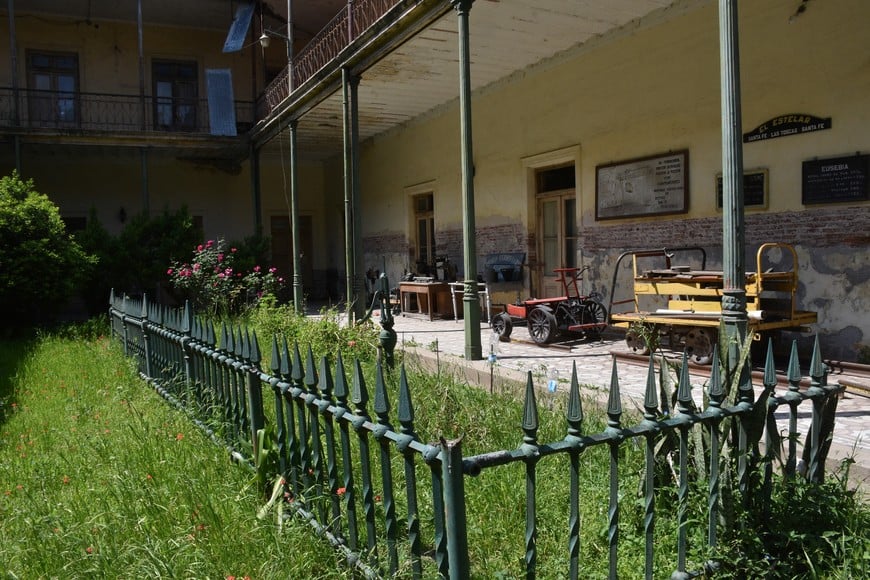 El patio de la histórica casa Hume, con los objetos ferroviarios. Archivo.