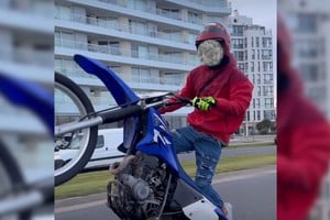 Un joven motociclista intenta hacer burla y equilibrio a la vez en pleno "willy", en zona urbanizada. Imagen ilustrativa. 