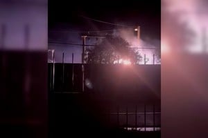 El momento del incendio fue registrado por vecinos y el video se viralizó en redes sociales.