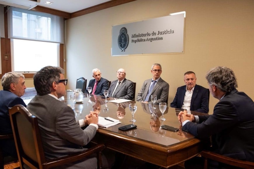 Mahiques junto a autoridades de la AMIA, durante el encuentro por el atentado de 1994.