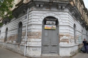 Sólo cuelga el cartel, pero el museo está cerrado y la casa se deteriora. Manuel Fabatía.
