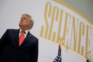 Donald Trump descartó ataques de Estados Unidos a Irán antes de las elecciones legislativas de noviembre, lo que provocó una baja en el precio del petróleo. Foto: REUTERS / Evan Vucci.