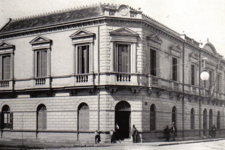 Fachada de la casa Hume en sus años de brillo y esplendor. Archivo.