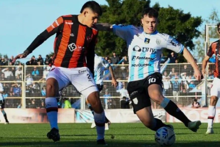 Patronato - Rafaela en la ida con los hinchas de la Crema de fondo.