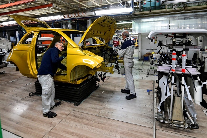 Stellantis technicians work on the chassis of the new hybrid version of the Fiat 500 on the production line inside the Mirafiori plant in Turin, Italy, November 25, 2025. REUTERS/Daniele Mascolo