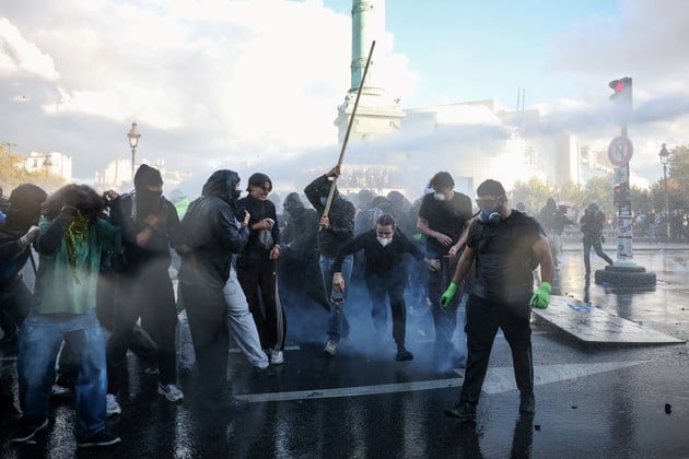 En París, estudiantes bloquearon con contenedores de basura el acceso a la emblemática universidad Panthéon-Assas y se registraron episodios similares en el Instituto Católico de París. REUTERS/Pedro Nunes