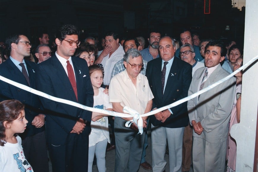 Andrés Andreis corta la cinta inaugural del museo, junto al por entonces intendente de Santa Fe, Horacio Rosatti, entre otros. Archivo.
