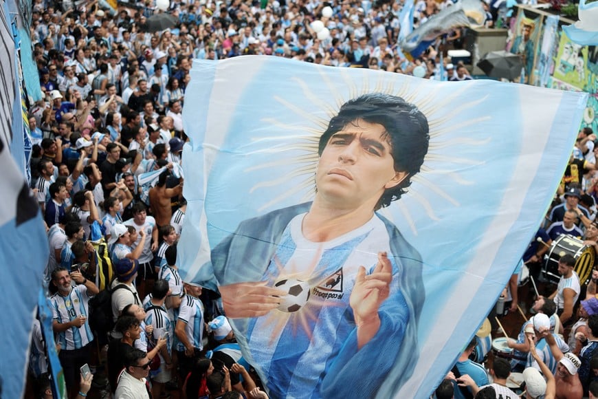 Soccer Football - FIFA World Cup 2026 - Semi Final - France v Spain - Argentina fans gather in Atlanta - Atlanta, Georgia, U.S. - July 14, 2026
Argentina fans gather around a large banner depicting Diego Maradona during the match REUTERS/Amanda Perobelli