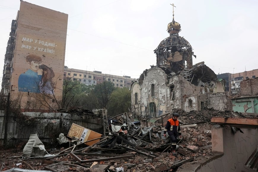 A rescuer walks past a church destroyed by a Russian air strike, amid Russia's attack on Ukraine, in the frontline city of Kramatorsk , Ukraine September 23, 2026. REUTERS/Anatolii Stepanov TPX IMAGES OF THE DAY