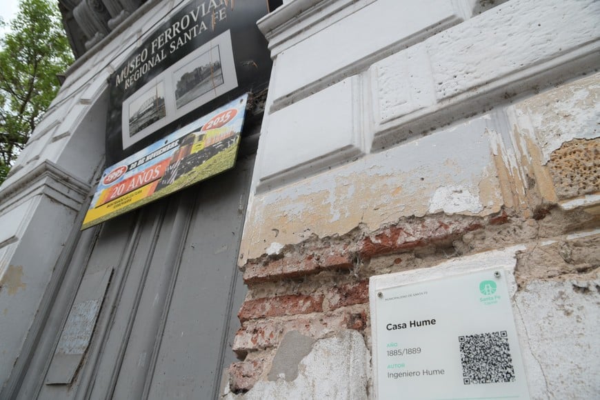 Un código QR cuenta parte de la historia y el valor patrimonial de la casa Hume. Manuel Fabatía.