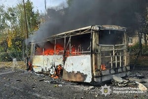 Un autobús arde tras un ataque aéreo ruso, en el marco de la ofensiva de Rusia contra Ucrania. Créditos Reuters