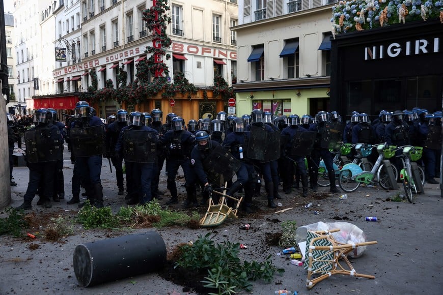 Police officers in riot gear gather amid clashes with demonstrators during nationwide protests in Paris, France, October 8, 2026, to demand better school conditions. REUTERS/Pedro Nunes