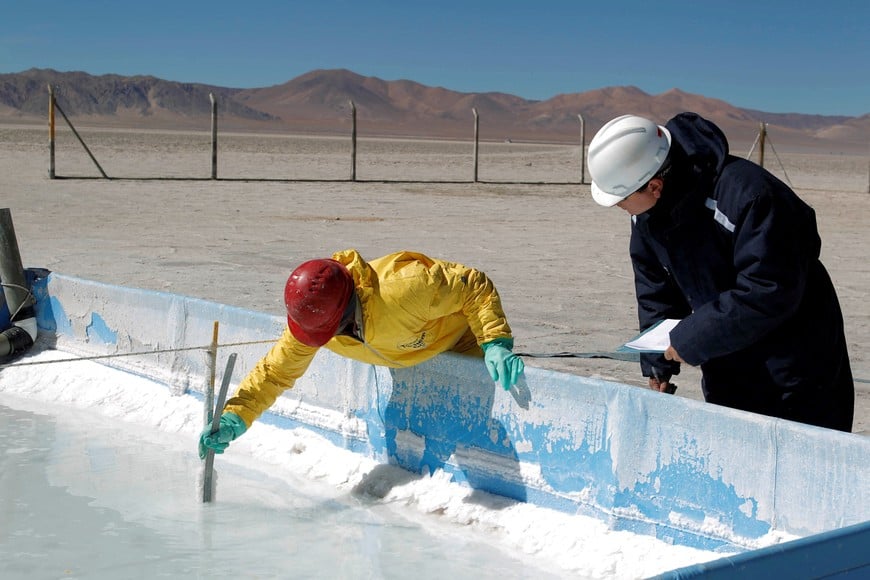 FILE PHOTO: Technicians from the Orocobre mining company work on an evaporation pond test in the salt flat at Olaroz, 4,000 meters (13,123 feet) above sea level and north of the Argentine province of San Salvador de Jujuy August 7, 2010. Orocobre's assets are now part of Arcadium Lithium, which global miner Rio Tinto wants to buy. Picture taken on August 7, 2010. REUTERS/Enrique Marcarian/File Photo