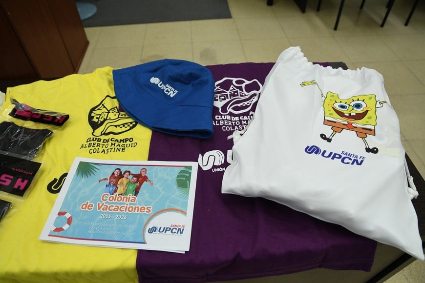 Los chicos reciben un kit para la temporada 2027. Este año incluye un piluso pensado también para brindar protección a las orejas, una mochilita con dibujos de personajes de animación, un gorro para el agua y una remera. Créditos: Flavio Raina