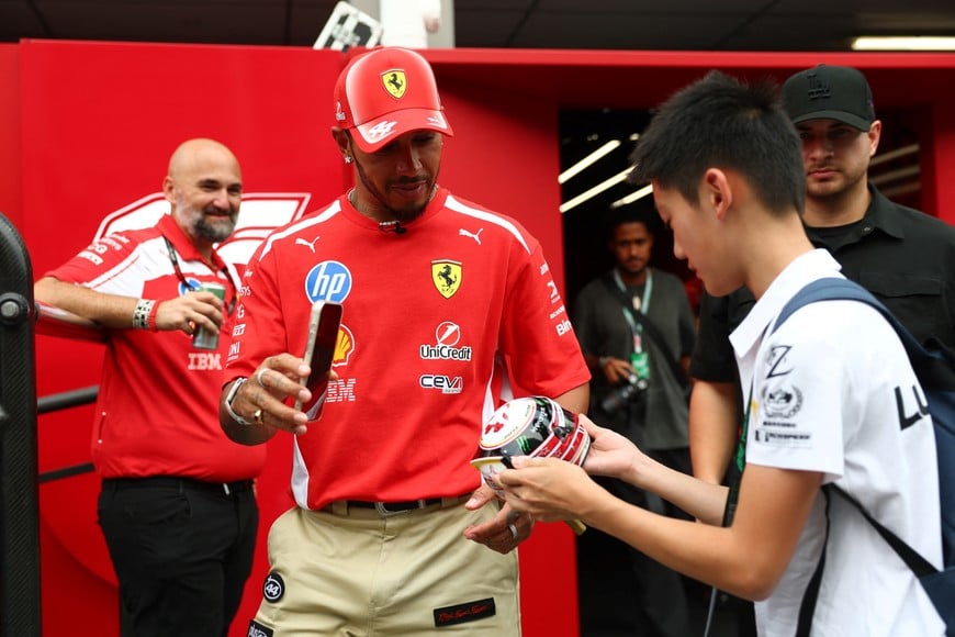 Formula One F1 - Singapore Grand Prix - Marina Bay Street Circuit, Singapore - October 8, 2026
Ferrari's Lewis Hamilton interacts with fans ahead of the race REUTERS/Edgar Su