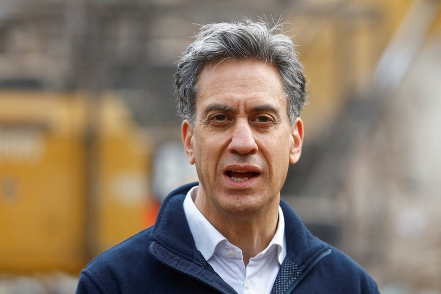 British Foreign Secretary Ed Miliband speaks to the media while he visits together with Ukraine's President Volodymyr Zelenskiy the site of an apartment building where 22 residents were killed yesterday morning by a Russian missile strike in the town of Pryluky, amid Russia's attack on Ukraine, in the Chernihiv region, Ukraine, October 8, 2026. REUTERS/Valentyn Ogirenko