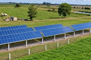 Los paneles fotovoltaicos se van a instalar en un predio rural para abastecer de energía renovable a la planta de agua local y fomentar la sostenibilidad en la región.