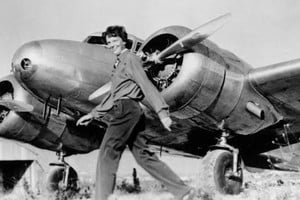 Amelia Earhart, la primera mujer aviadora que cruzó el Atlántico, y desapareció intentando dar la vuelta al mundo a bordo de su mítica aeronave Lockheed Electra 10-E.